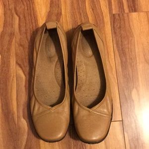 Tan Naturalizer flats